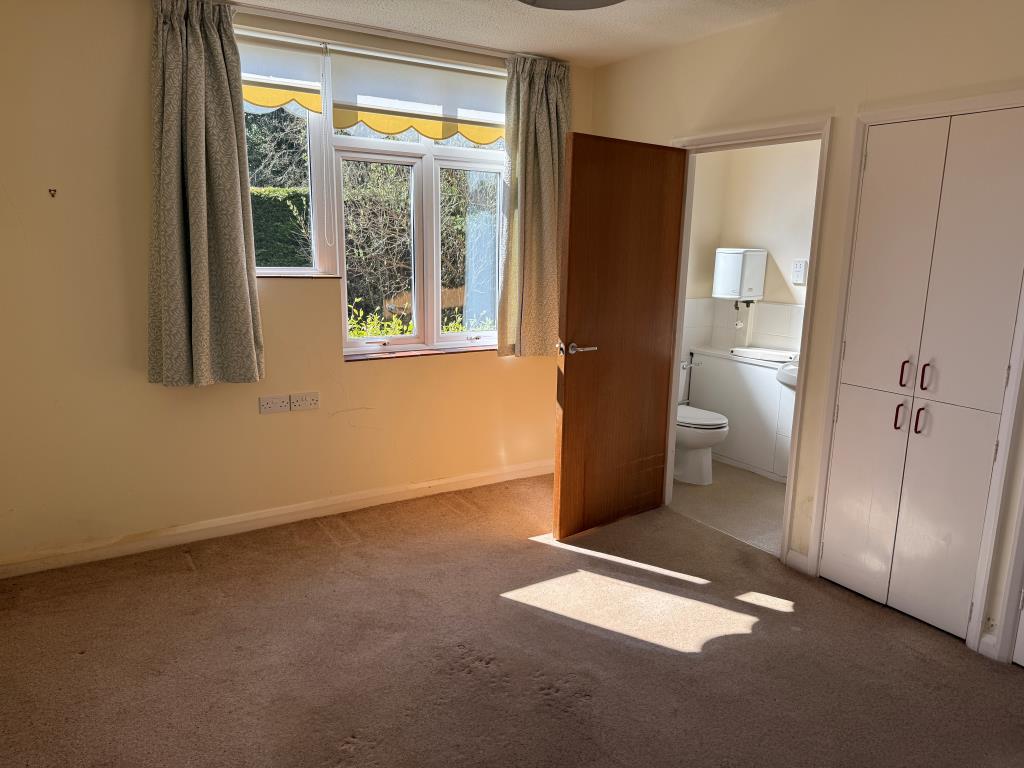 Lot: 86 - SUBSTANTIAL DETACHED PROPERTY WITH POTENTIAL PREVIOUSLY USED FOR SUPPORTED LIVING - First floor room with en-suite and window to rear